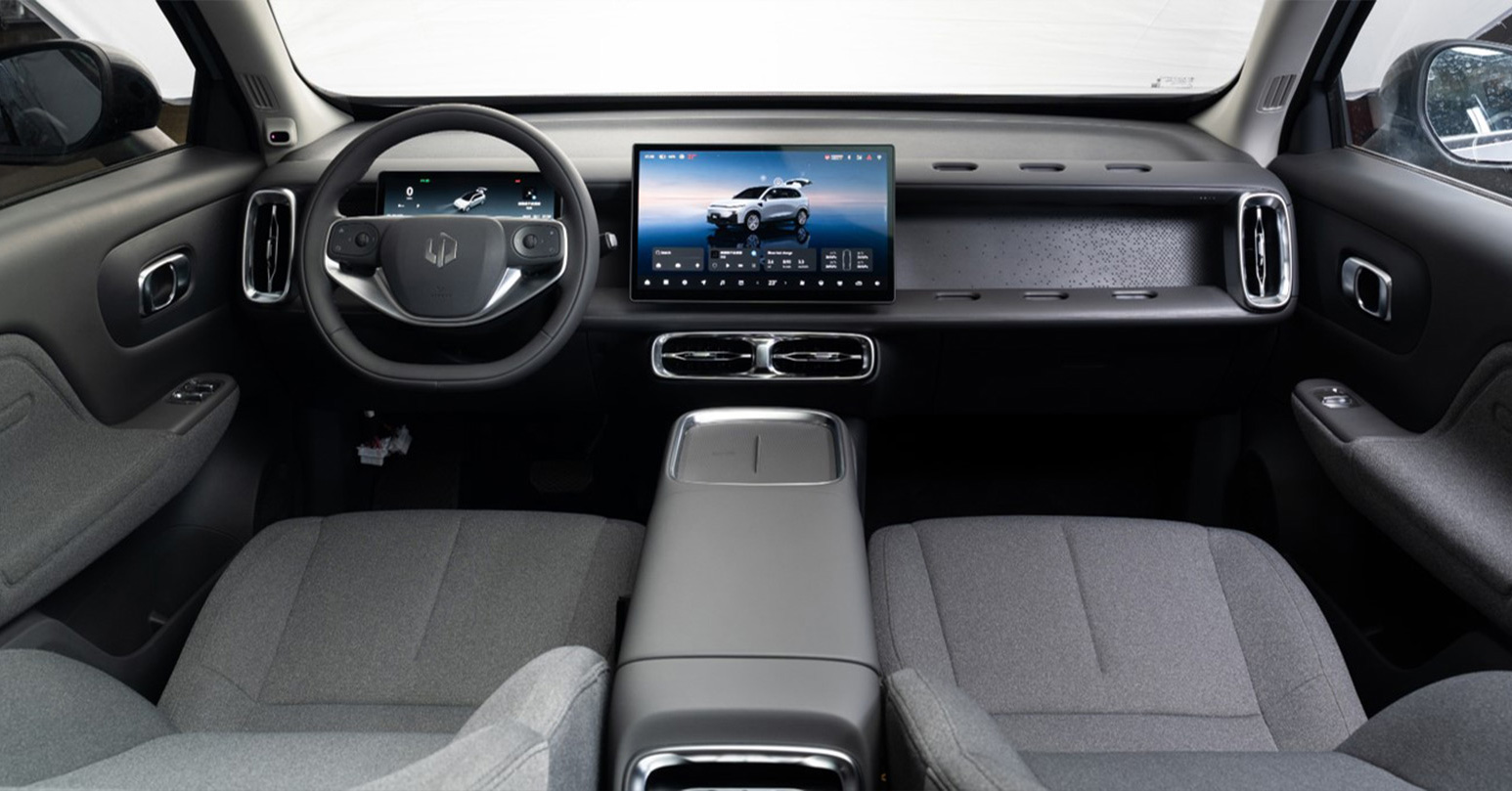 Leapmotor B10 - interiér Tmavě šedá látka